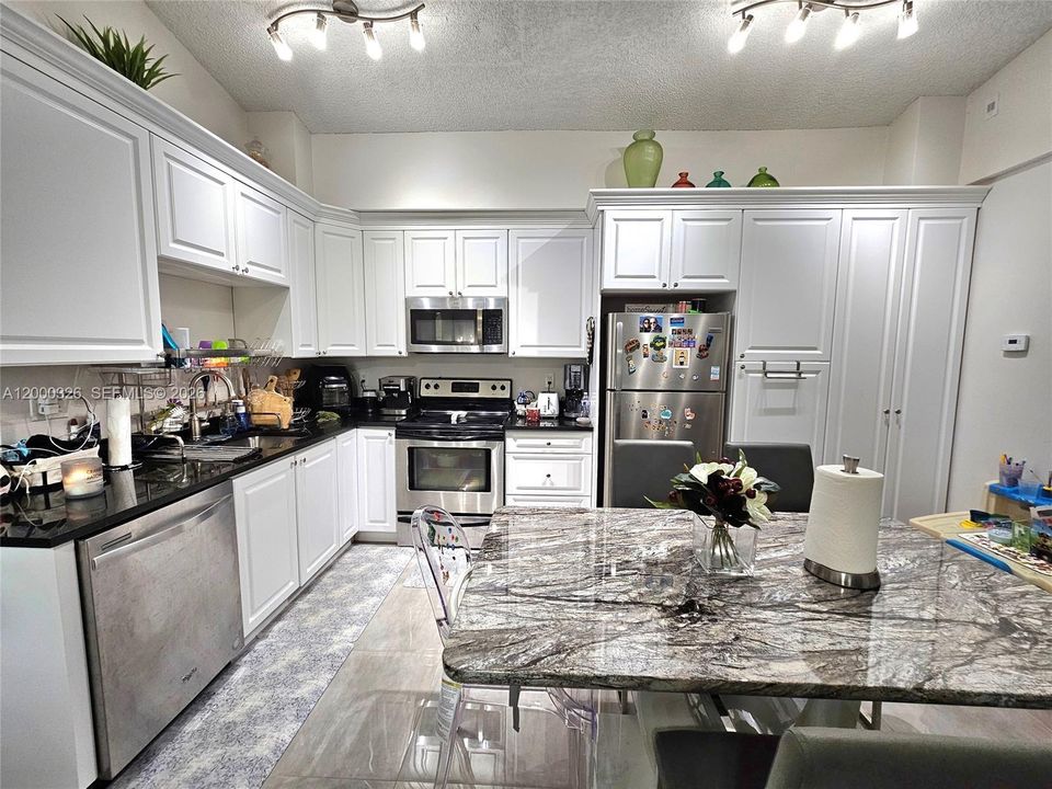 Active With Contract: $2,450 (2 beds, 2 baths, 975 Square Feet)