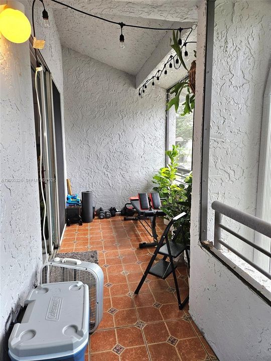 Active With Contract: $2,450 (2 beds, 2 baths, 975 Square Feet)