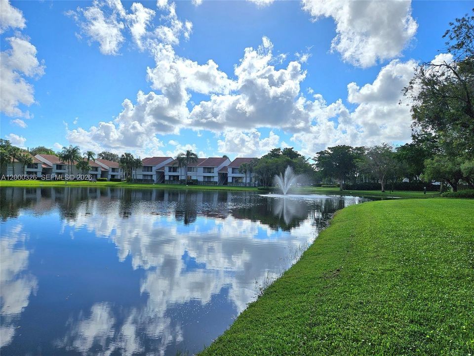 Active With Contract: $2,450 (2 beds, 2 baths, 975 Square Feet)