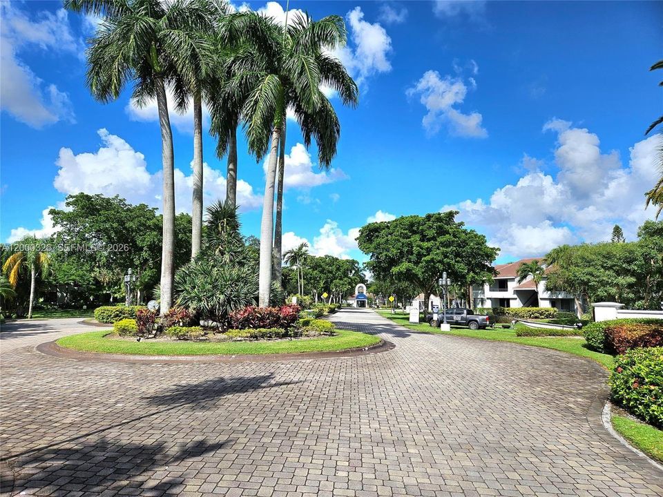 Active With Contract: $2,450 (2 beds, 2 baths, 975 Square Feet)