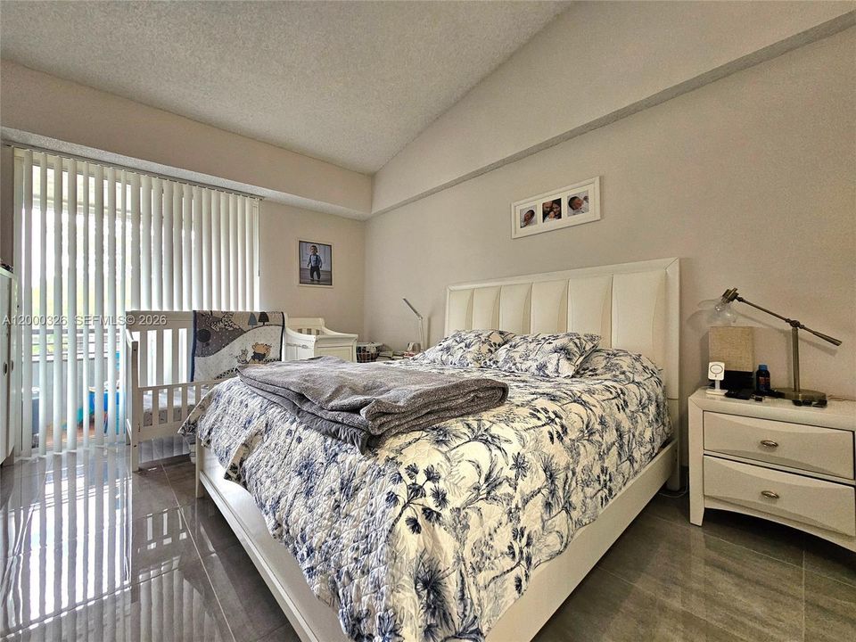 Active With Contract: $2,450 (2 beds, 2 baths, 975 Square Feet)