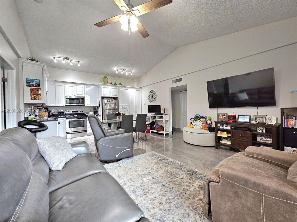 Active With Contract: $2,450 (2 beds, 2 baths, 975 Square Feet)