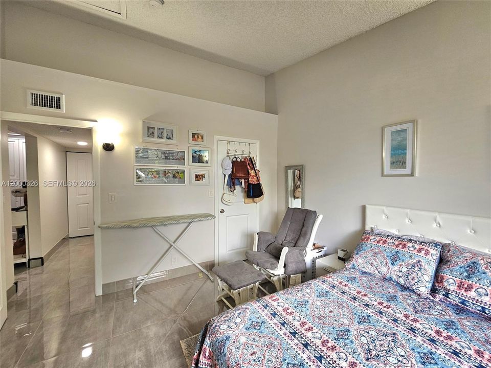 Active With Contract: $2,450 (2 beds, 2 baths, 975 Square Feet)