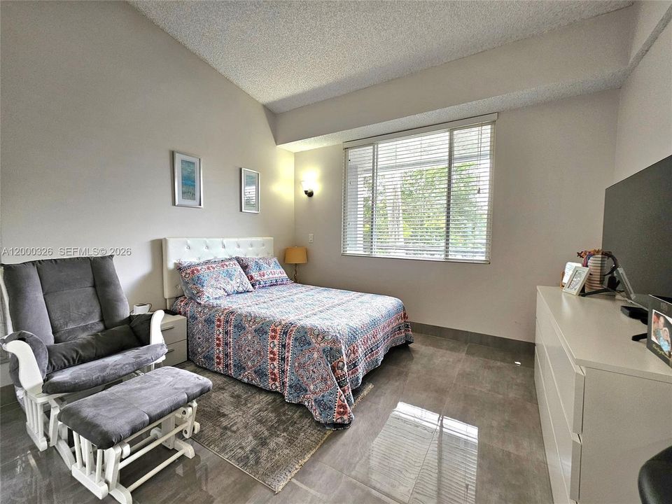 Active With Contract: $2,450 (2 beds, 2 baths, 975 Square Feet)