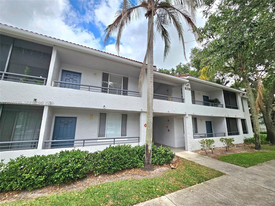 Active With Contract: $2,450 (2 beds, 2 baths, 975 Square Feet)