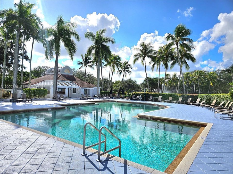 Active With Contract: $2,450 (2 beds, 2 baths, 975 Square Feet)