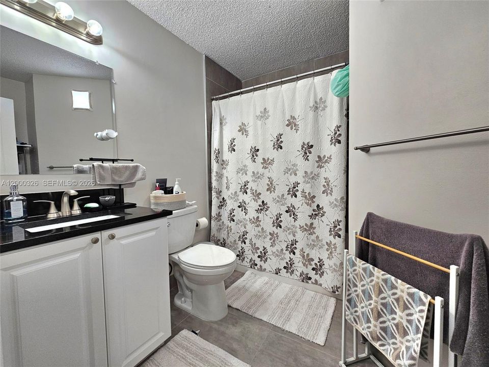 Active With Contract: $2,450 (2 beds, 2 baths, 975 Square Feet)