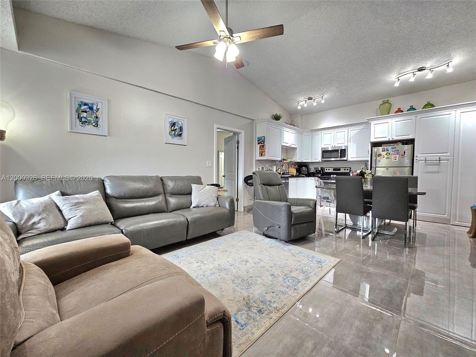Active With Contract: $2,450 (2 beds, 2 baths, 975 Square Feet)