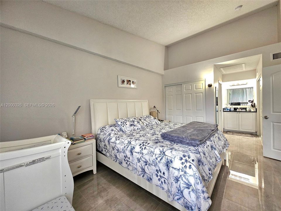 Active With Contract: $2,450 (2 beds, 2 baths, 975 Square Feet)