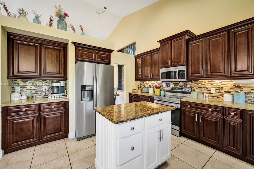 Activo con contrato: $769,000 (4 camas, 3 baños, 2492 Pies cuadrados)