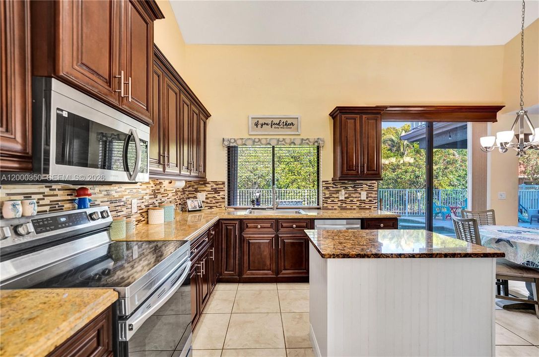 Activo con contrato: $769,000 (4 camas, 3 baños, 2492 Pies cuadrados)