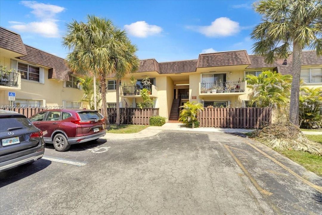 Activo con contrato: $310,000 (2 camas, 2 baños, 976 Pies cuadrados)