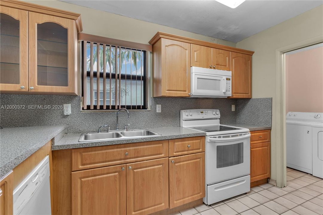 Active With Contract: $609,000 (3 beds, 2 baths, 1596 Square Feet)