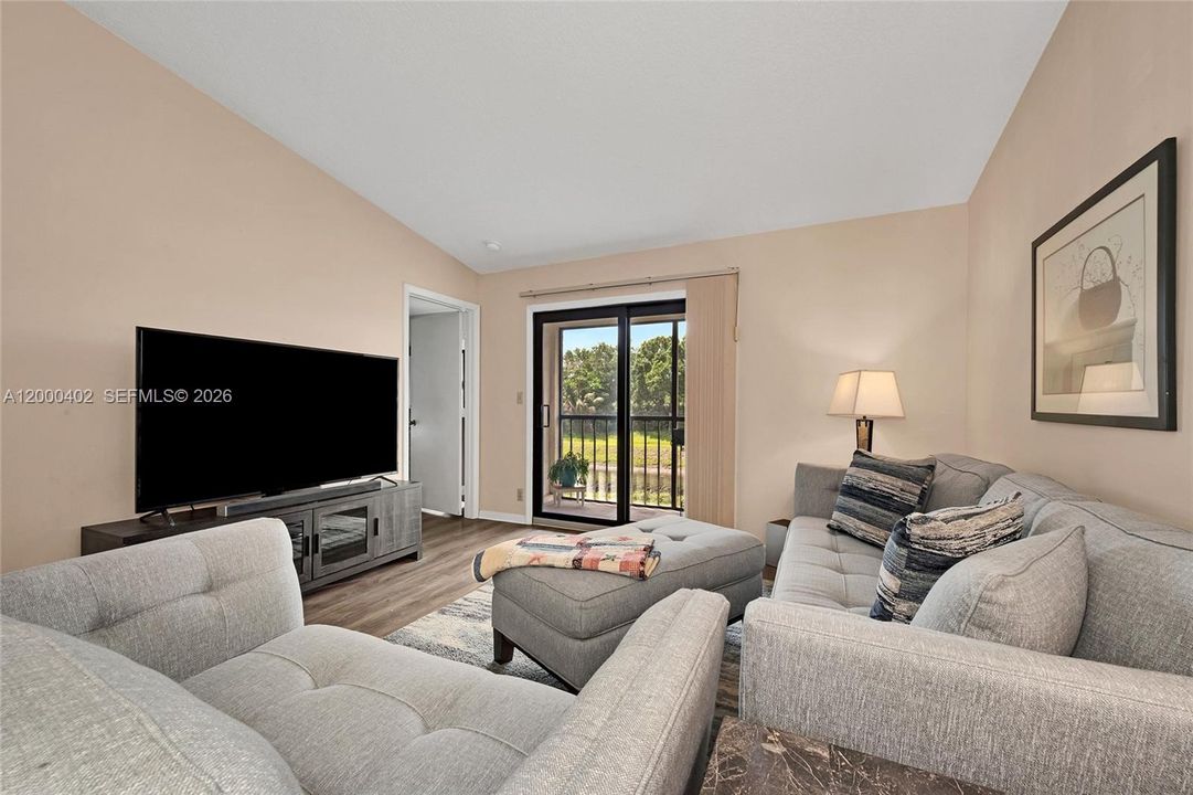 Active With Contract: $235,000 (2 beds, 2 baths, 912 Square Feet)