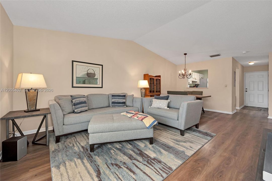 Active With Contract: $235,000 (2 beds, 2 baths, 912 Square Feet)