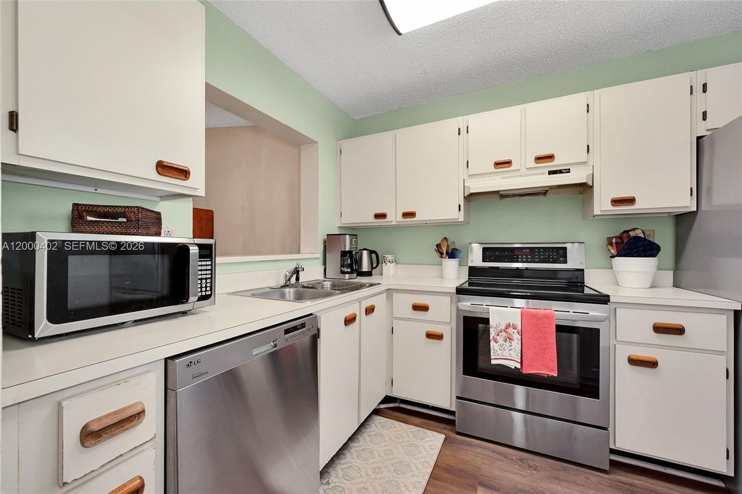 Active With Contract: $235,000 (2 beds, 2 baths, 912 Square Feet)