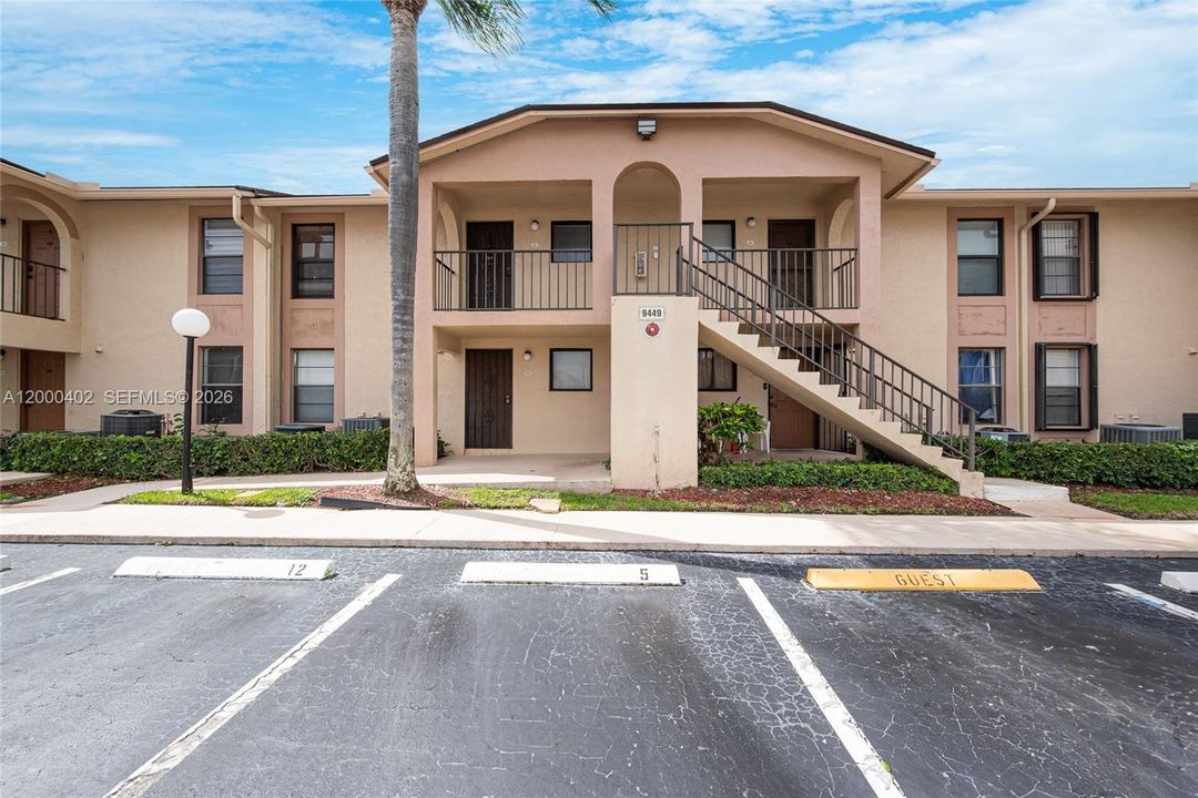 Active With Contract: $235,000 (2 beds, 2 baths, 912 Square Feet)