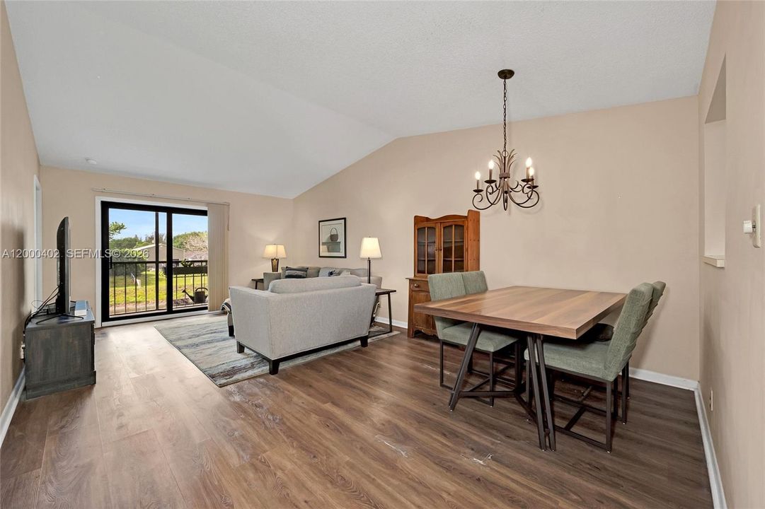 Active With Contract: $235,000 (2 beds, 2 baths, 912 Square Feet)