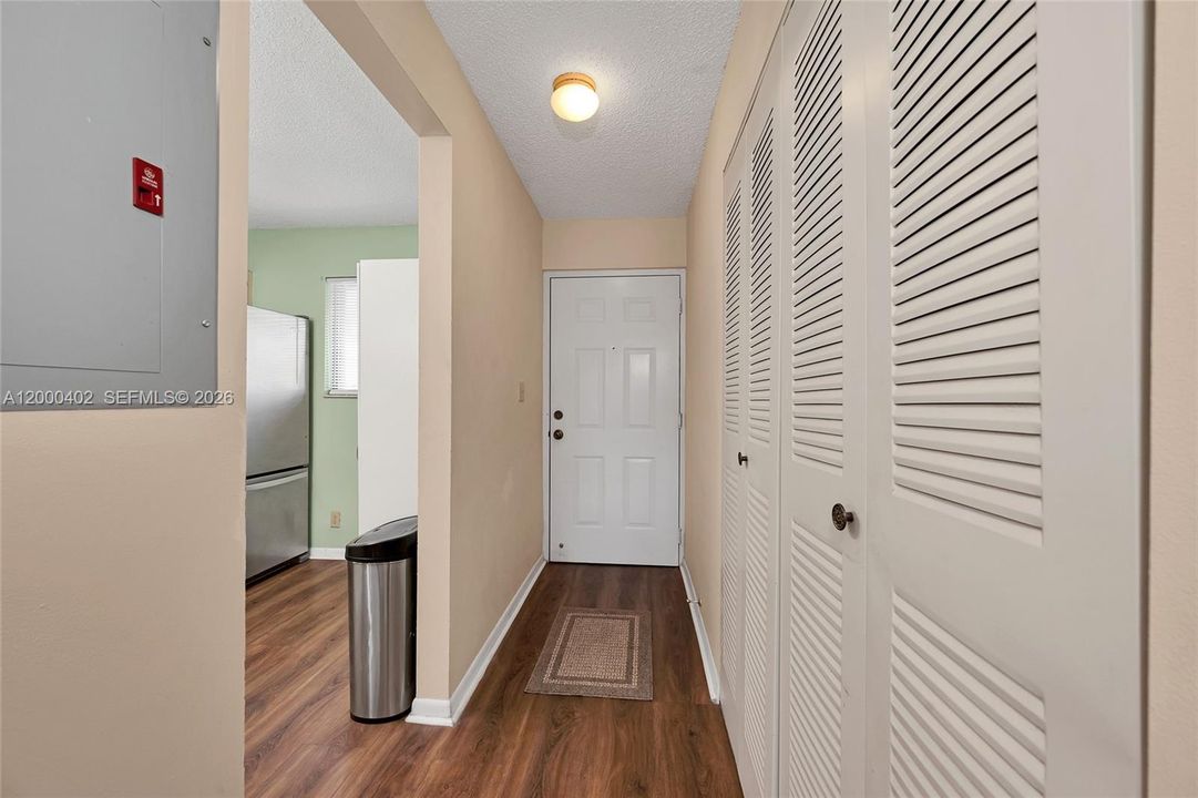 Active With Contract: $235,000 (2 beds, 2 baths, 912 Square Feet)