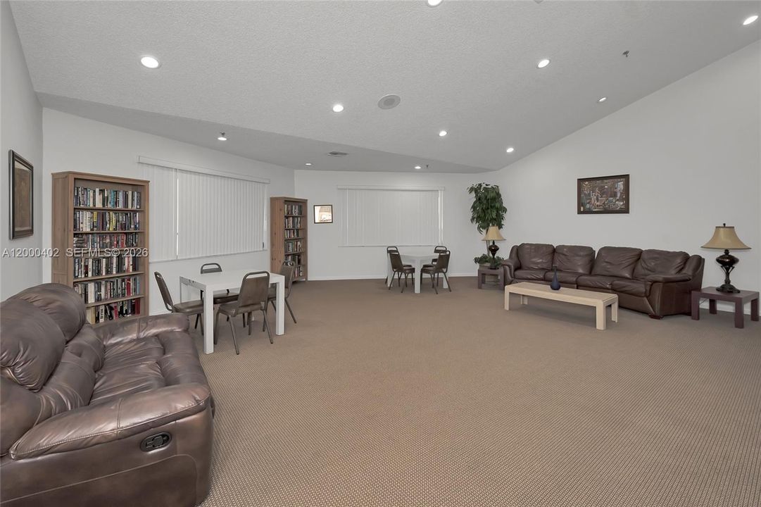 Active With Contract: $235,000 (2 beds, 2 baths, 912 Square Feet)