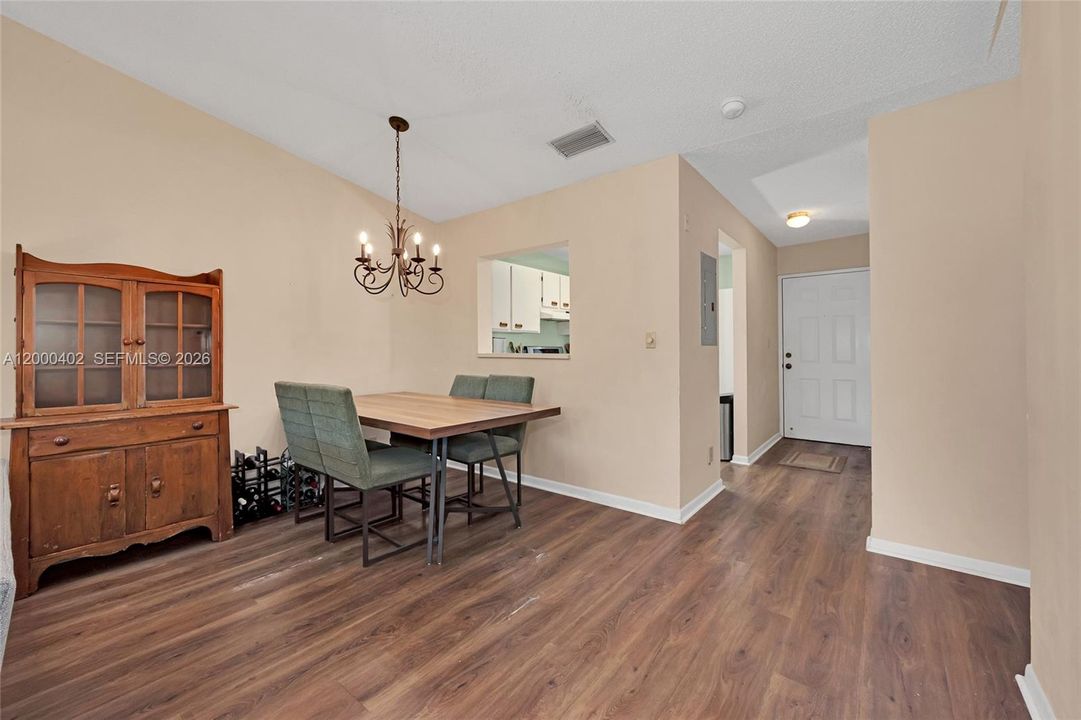 Active With Contract: $235,000 (2 beds, 2 baths, 912 Square Feet)
