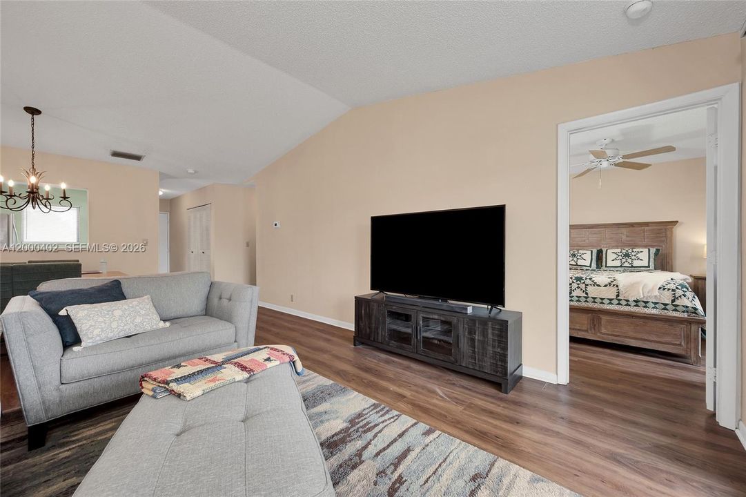 Active With Contract: $235,000 (2 beds, 2 baths, 912 Square Feet)