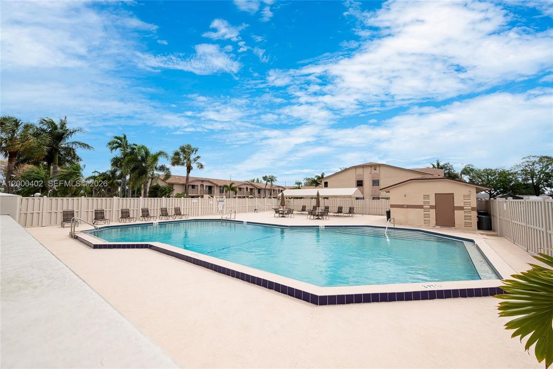 Active With Contract: $235,000 (2 beds, 2 baths, 912 Square Feet)
