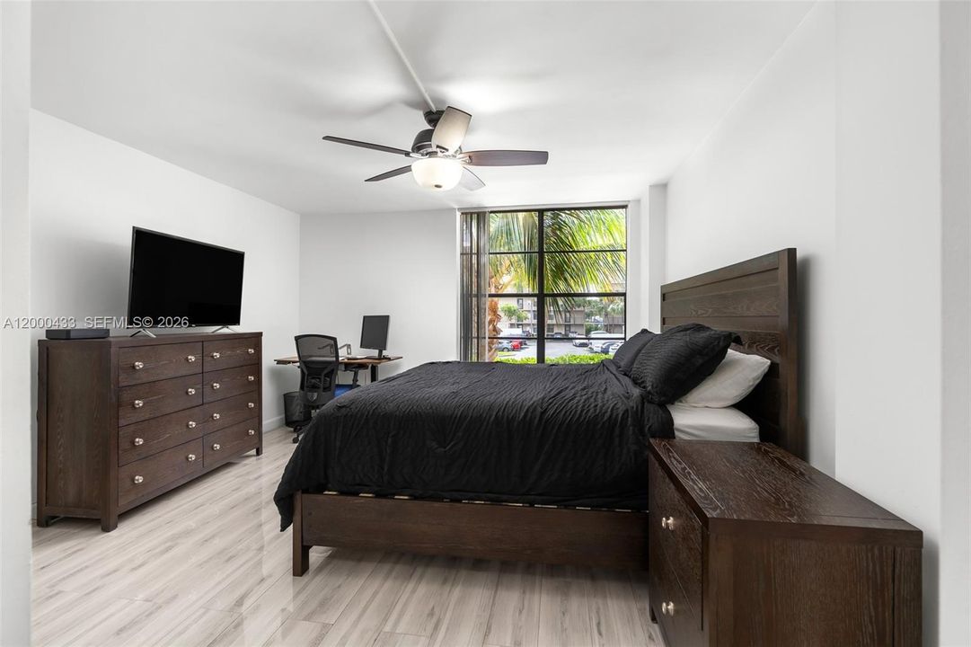 For Sale: $365,000 (2 beds, 2 baths, 1095 Square Feet)