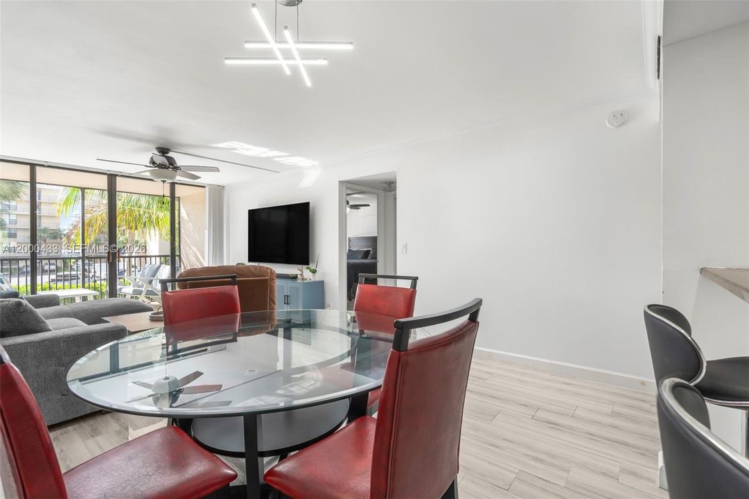 For Sale: $365,000 (2 beds, 2 baths, 1095 Square Feet)