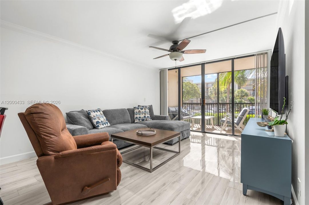 For Sale: $365,000 (2 beds, 2 baths, 1095 Square Feet)