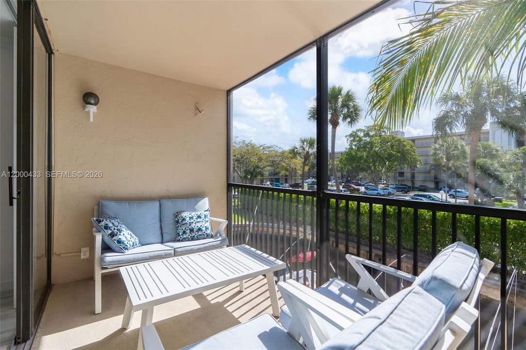 For Sale: $365,000 (2 beds, 2 baths, 1095 Square Feet)