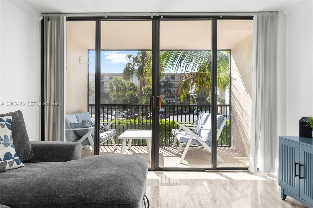 For Sale: $365,000 (2 beds, 2 baths, 1095 Square Feet)