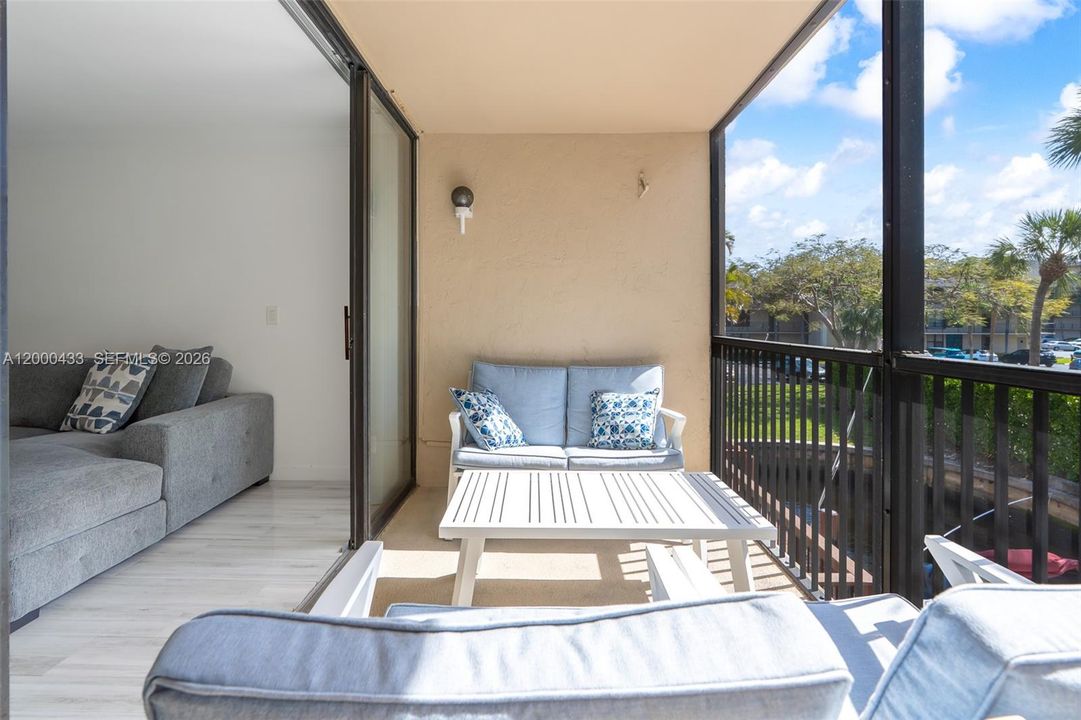 For Sale: $365,000 (2 beds, 2 baths, 1095 Square Feet)