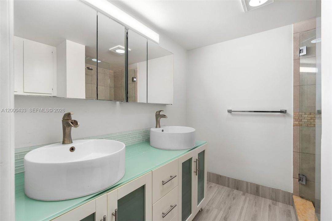 For Sale: $365,000 (2 beds, 2 baths, 1095 Square Feet)