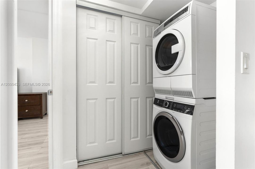 For Sale: $365,000 (2 beds, 2 baths, 1095 Square Feet)