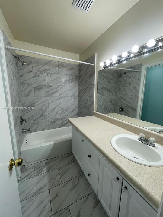 На продажу: $199,900 (2 спален, 2 ванн, 970 Квадратных фут)