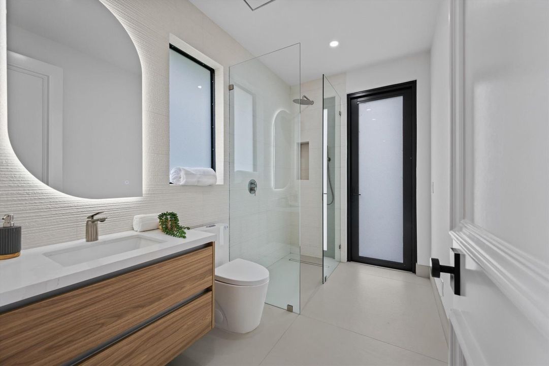 Ensuite Bath for Bedroom 3