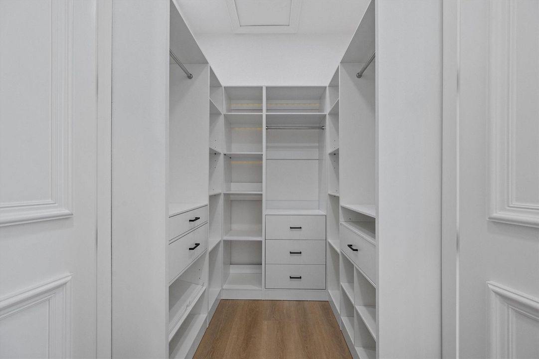 Walk-in closet 1