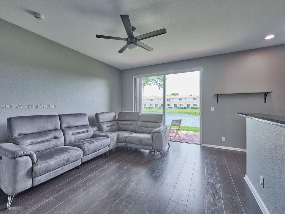 En Venta: $439,000 (4 camas, 3 baños, 2012 Pies cuadrados)