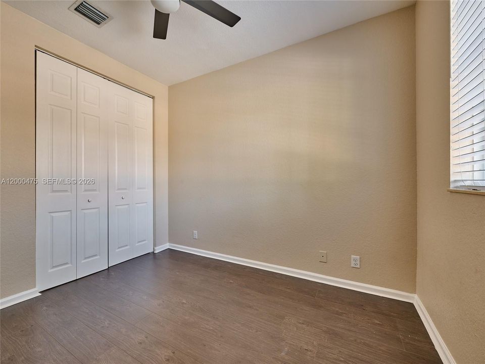 En Venta: $439,000 (4 camas, 3 baños, 2012 Pies cuadrados)