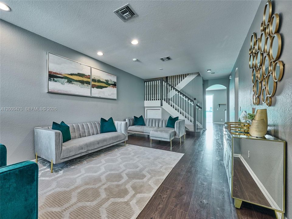 En Venta: $439,000 (4 camas, 3 baños, 2012 Pies cuadrados)