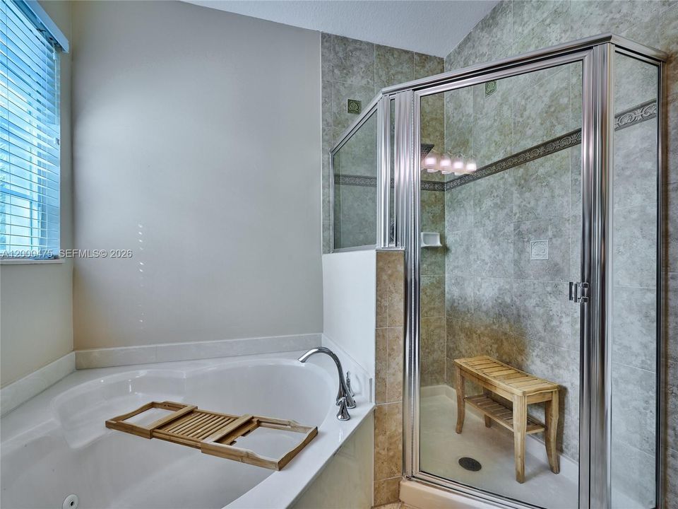 En Venta: $439,000 (4 camas, 3 baños, 2012 Pies cuadrados)