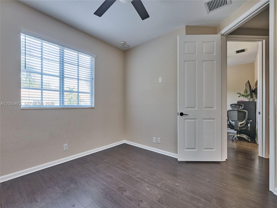 En Venta: $439,000 (4 camas, 3 baños, 2012 Pies cuadrados)