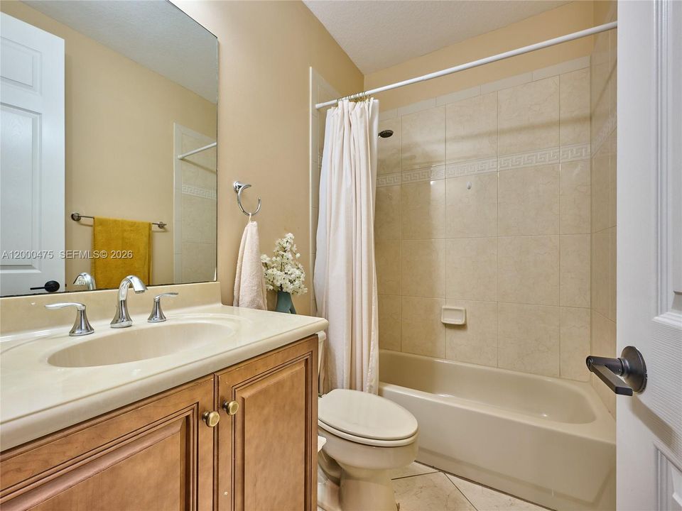 En Venta: $439,000 (4 camas, 3 baños, 2012 Pies cuadrados)