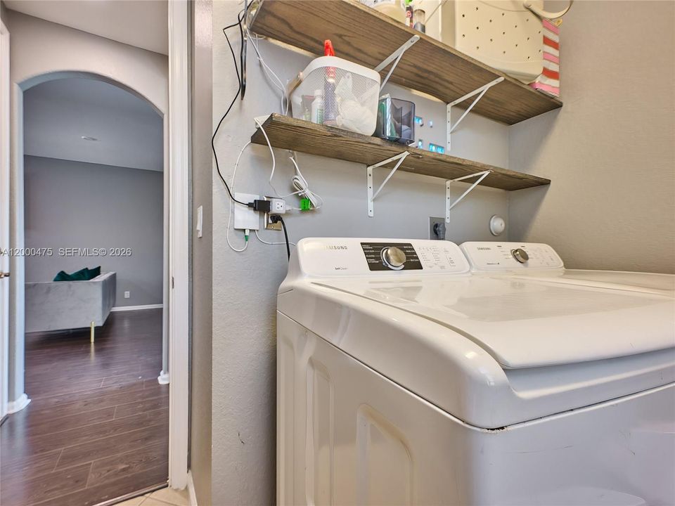 En Venta: $439,000 (4 camas, 3 baños, 2012 Pies cuadrados)