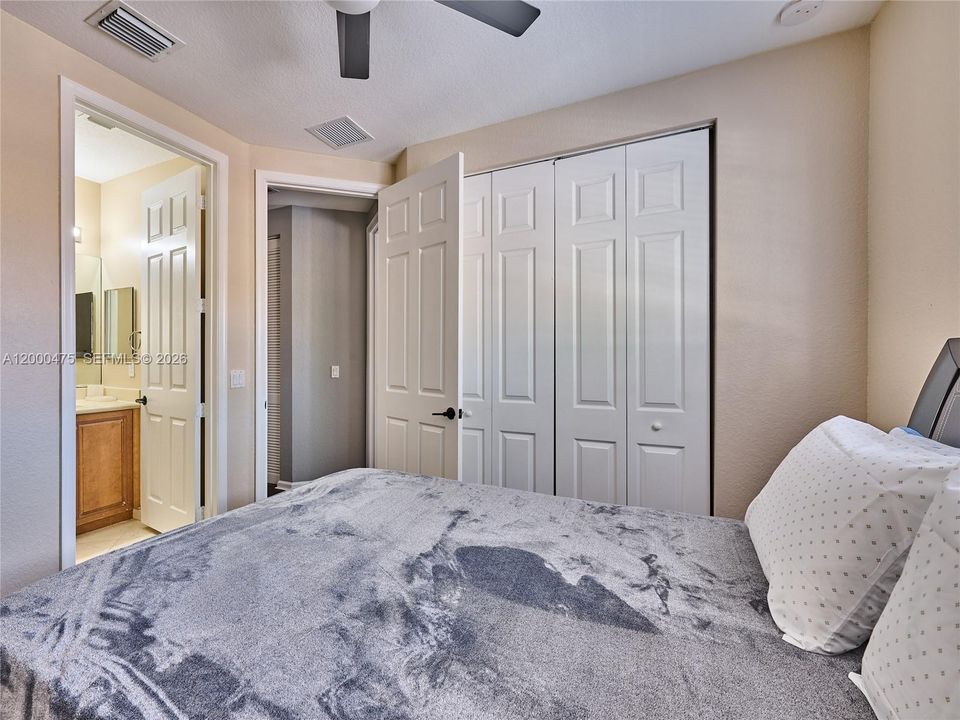 En Venta: $439,000 (4 camas, 3 baños, 2012 Pies cuadrados)