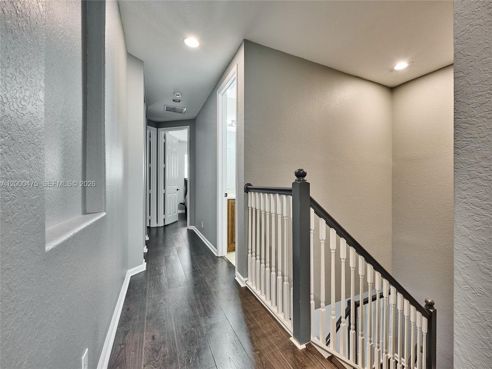 En Venta: $439,000 (4 camas, 3 baños, 2012 Pies cuadrados)