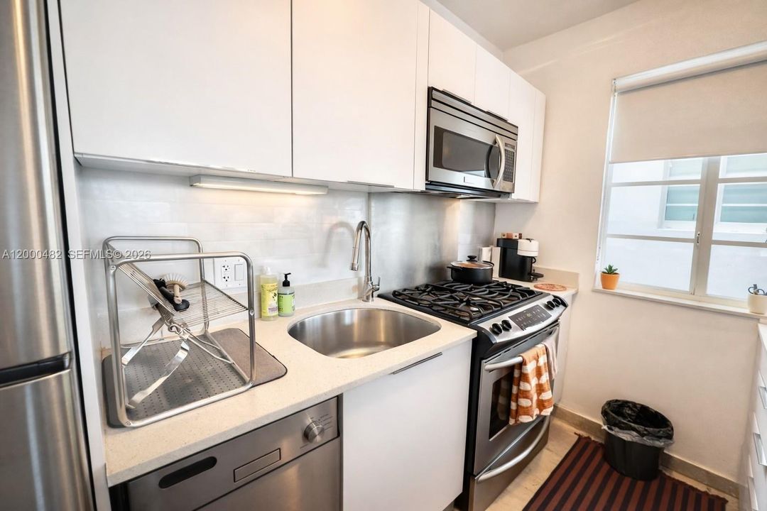 Active With Contract: $460,000 (1 beds, 1 baths, 716 Square Feet)