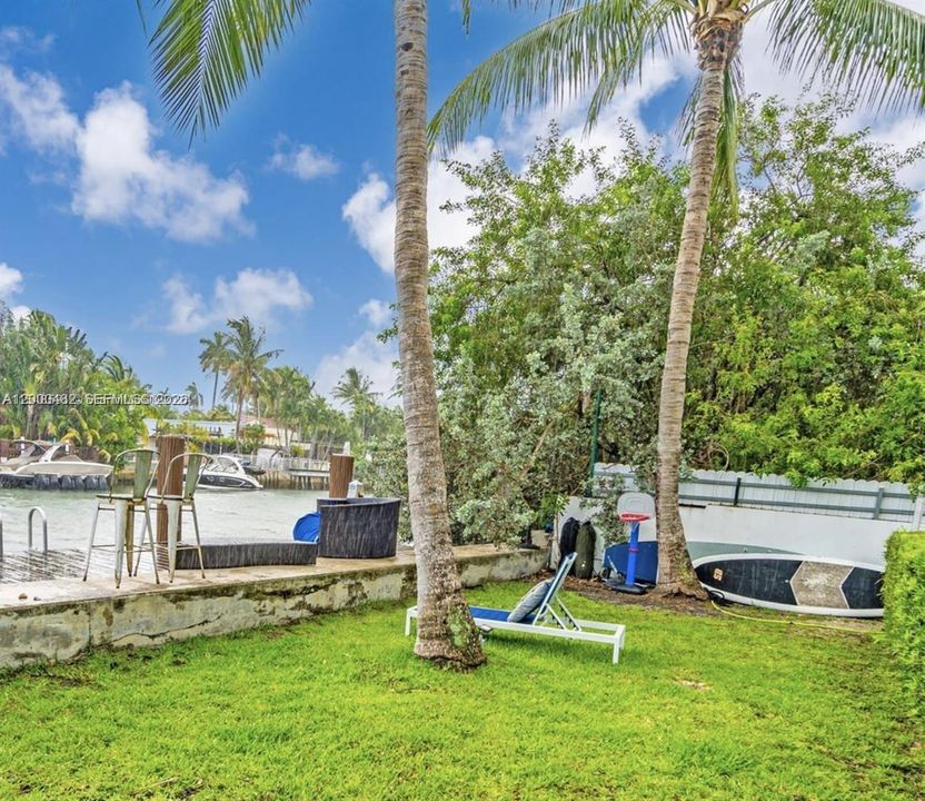 Active With Contract: $460,000 (1 beds, 1 baths, 716 Square Feet)