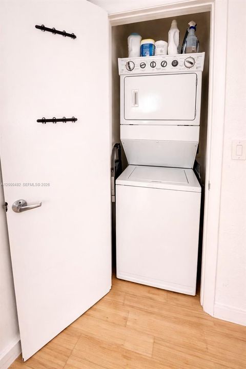 Active With Contract: $460,000 (1 beds, 1 baths, 716 Square Feet)